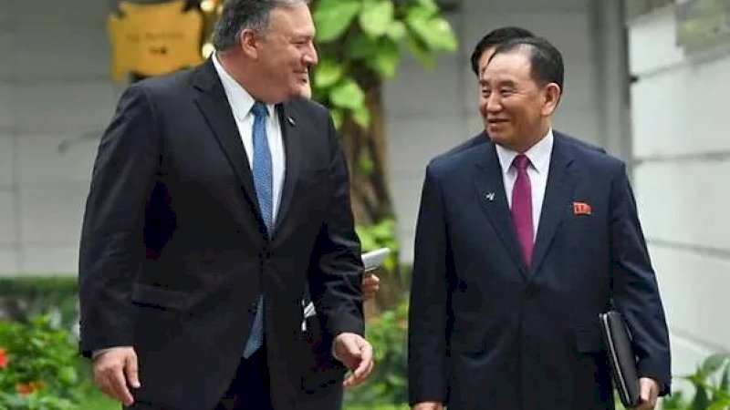Menteri Luar Negeri AS Mike Pompeo (kiri) berbicara dengan pejabat senior Korea Utara Kim Yong Chol (kanan) selama KTT AS-Korea Utara kedua di hotel Sofitel Legend Metropole di Hanoi pada 28 Februari 2019. (Saul LOEB / AFP)