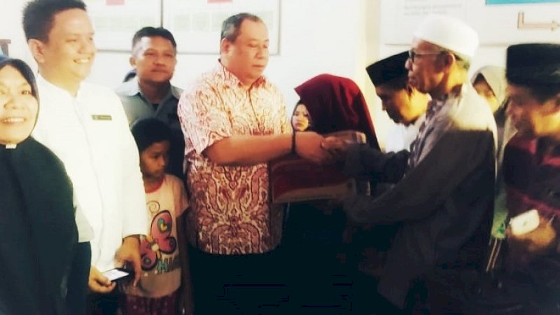 Manajemen Hotel Singgasana Makassar menggelar bakti sosial dan penyerahan sembako kepada Panti Asuhan Bustanul Islamiyah, Jumat (31/5/2019). 