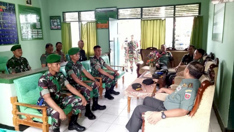 Tiga anggota TNI nyaris adu jotos dengan seorang anggota Intel Polsek Kelara, Polres Jeneponto.
