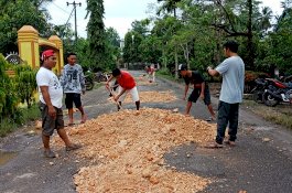 Jalan Rusak Ganggu Pemudik, Pemuda Ujung Loe Swadaya Timbun Batu Kapur