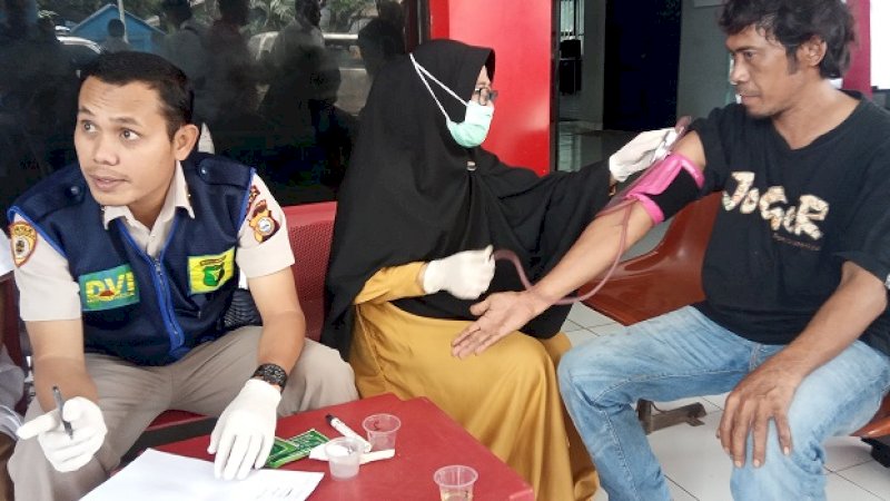 Sopir angkutan umum yang melintas di jalur selatan Sulsel menjalani tes urine, Senin (3/6/2019).