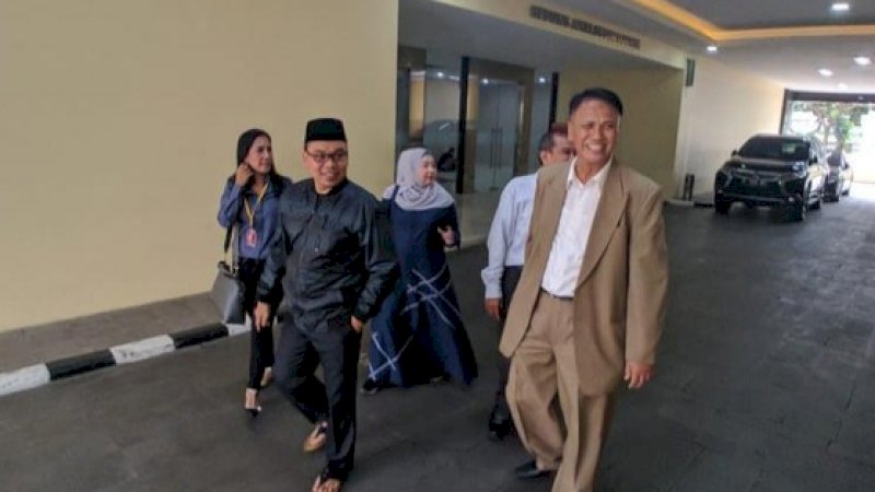 Mustofa Nahrawardaya saat keluar dari tahanan, Senin (3/6/2019). (FOTO: DETIKCOM)