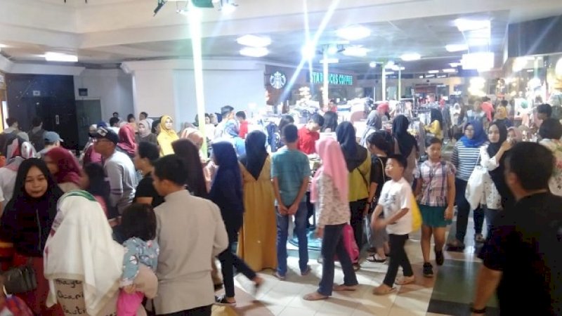 Pusat perbelanjaan diserbu warga Makassar sejak dua pekan sebelum Lebaran. Puncaknya pada pekan terakhir Ramadan.