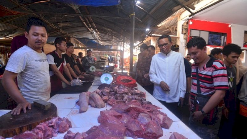 Gubernur Sulawesi Selatan, Prof HM Nurdin Abdullah, didampingi penjabat Wali Kota Makassar, Iqbal Suhaeb meninjau pasar tradisional yang ada di Kota Makassar, Senin (3/6/2019).  