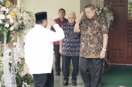 Peluk SBY di Cikeas, Prabowo Menitikkan Air Mata