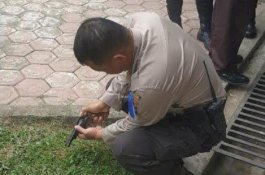 Bawa Pistol ke Masjid, Pria Ini Langsung Pakai Sarung saat Dibuntuti Takmir