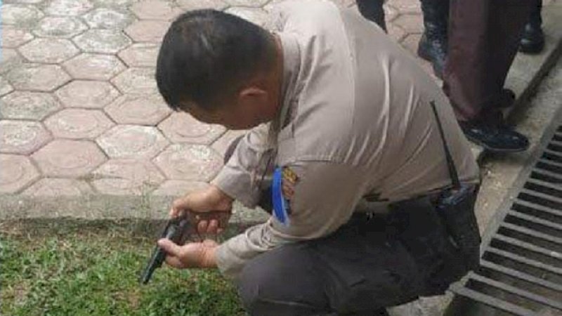 Pistol yang diamankan dari pria di Masjid At-Taqwa Kedungwaru. (FOTO: SURYA)