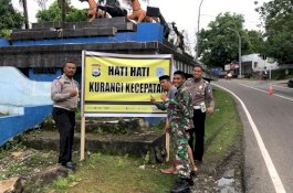 Kurangi Angka Kecelakaan, Satlantas Polres Sinjai Pasang Rambu Lalulintas