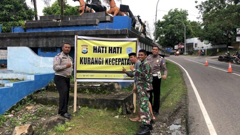 Petugas Satlantas Polres Sinjai bersama TNI petugas Pos Pam Ops Ketupat dan warga, memasang sejumlah rambu imbauan berlalu lintas bagi masyarakat atau pengguna jalan,  Senin, (3/6/2019). 