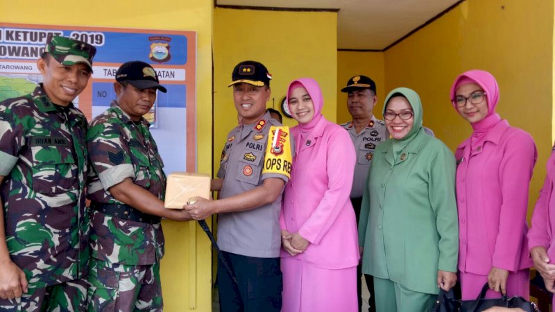 Kapolres-Dandim Jeneponto Kontrol Pos Operasi Ketupat Sambil Bagi Bingkisan