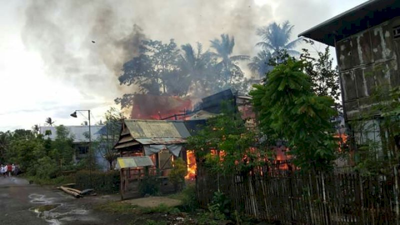 Ditinggal Pergi Salat Ied, Rumah Panggung Hangus Terbakar di Jeneponto