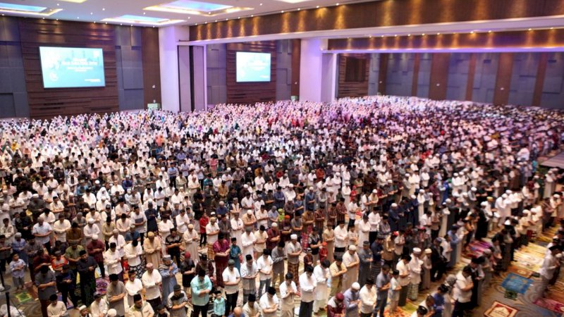 Salat Ied di Hotel Claro Makassar, 8000 Jemaah Penuhi Hingga Halaman Utama