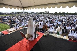 Salat Ied Bersama Warga di Bandara Masamba, Ini Pesan Bupati Luwu Utara 