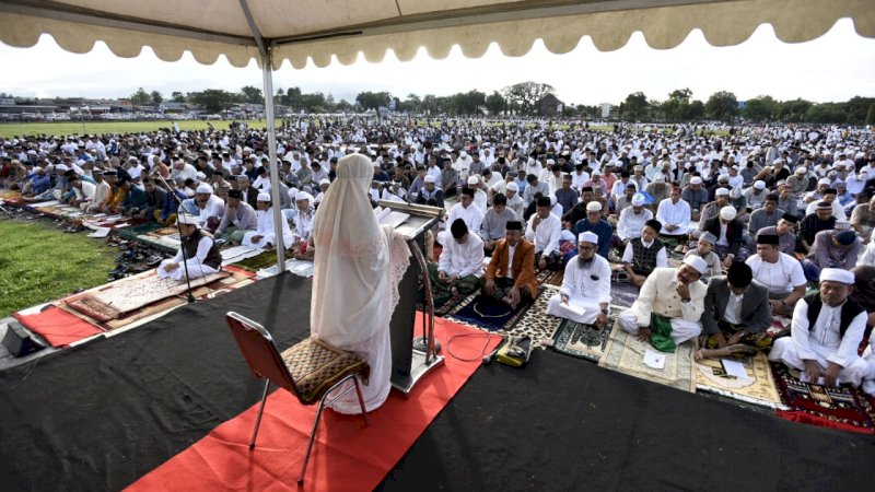 Salat Ied Bersama Warga di Bandara Masamba, Ini Pesan Bupati Luwu Utara 