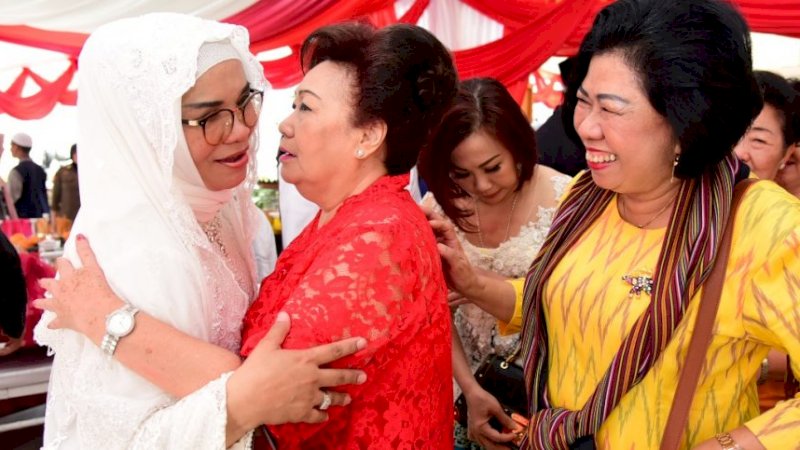 Senyum Hangat Liestiaty F Nurdin Sambut Tamu Open House