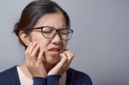 Atasi Gigi Sakit karena Berlubang dengan 3 Bahan Alami Ini