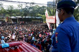 Ratusan Warga Pingsan di Open House JK