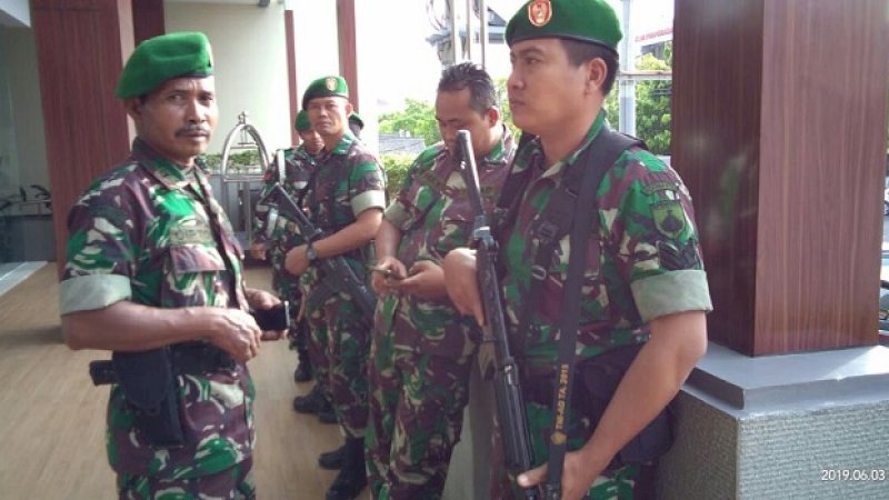 Anggota TNI berjaga di luar hotel saat cekcok antara perwira polisi dengan jenderal TNI di sebuah hotel di Cilacap.