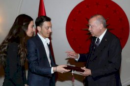 Nikahi Mantan Miss Turki, Mesut Oezil Biayai Operasi 1000 Anak di Dunia
