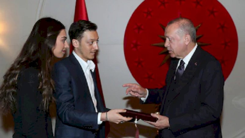 Mesut Ozil dan Amine Gulse saat bertemu Presiden Turki, Recep Tayyip Erdogan beberapa waktu lalu.