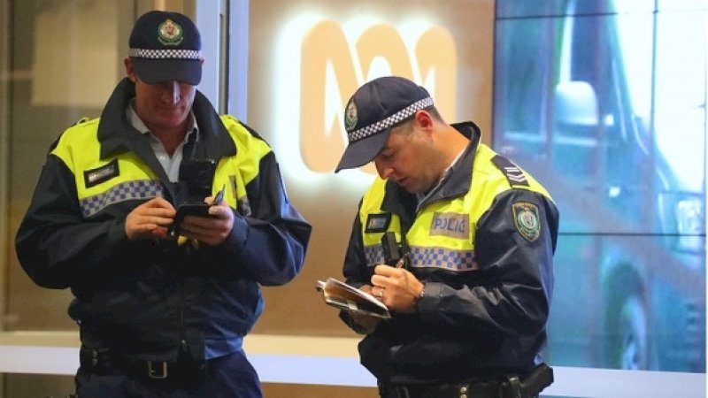 Polisi Australia saat merazia kantor ABC News.