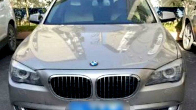 Pria itu mengatakan BMWnya 'haus' dan keuangannya merosot