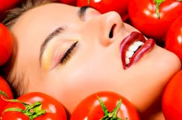 Tips Menghilangkan Bintik Hitam di Kulit Wajah Pakai Tomat