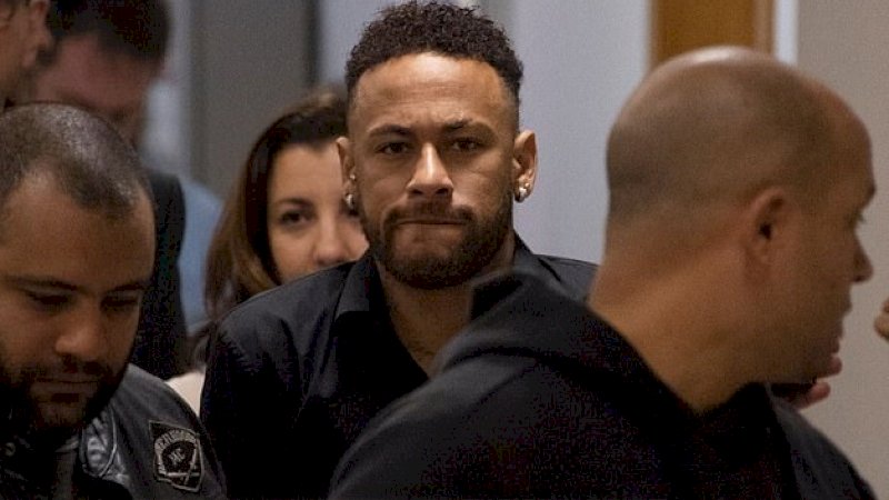 Neymar terlihat meninggalkan kantor polisi pada 6 Juni setelah memberikan pernyataan kepada polisi