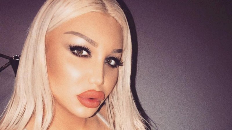 Demi Tampil Feminim, Trangender Ini Lakukan Hal yang Buat Heboh di Payudaranya