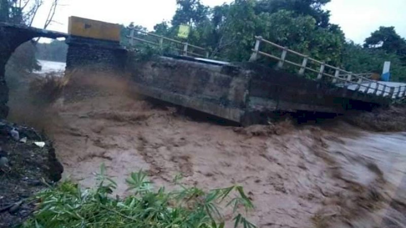 Banjir Seret Jembatan, Jalan Penghubung Sulteng-Sultra Putus