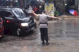 Hujan Guyur Malino, Bhabinkamtibmas Gowa Tetap Urai Arus Lalulintas