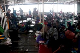 Kejar Hari Kerja, Penumpang Rela Kehujanan di Buritan Kapal