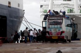 Nyaris Ketinggalan Kapal, Penumpang Masuk ke Dermaga dengan Bus