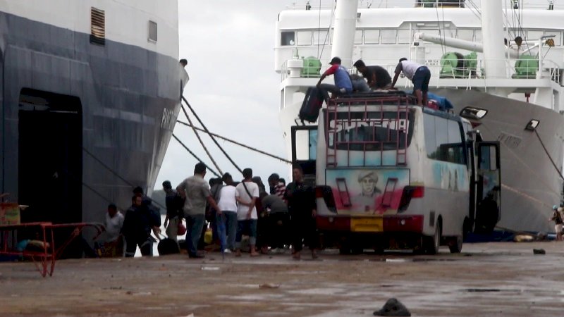 Nyaris Ketinggalan Kapal, Penumpang Masuk ke Dermaga dengan Bus
