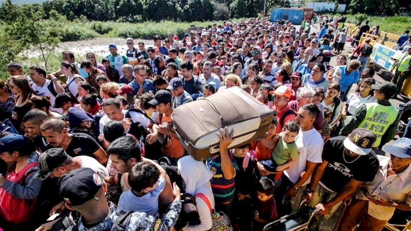 Orang-orang mengantri untuk menyeberangi jembatan internasional Simon Bolivar dari San Antonio del Tachira di Venezuela ke Cucuta, Kolombia, untuk membeli barang-barang [Schneyder Mendoza / AFP]