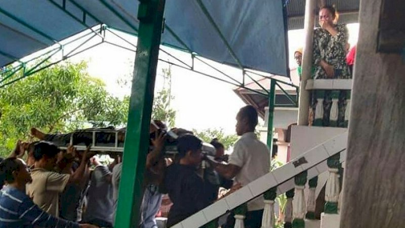 Kecelakaan maut terjadi di jalan poros Jeneponto-Takalar. Tepatnya di Kampung Garonggong, Desa Tuju, Kecamatan Bangkala Barat, Kabupaten Jeneponto. 