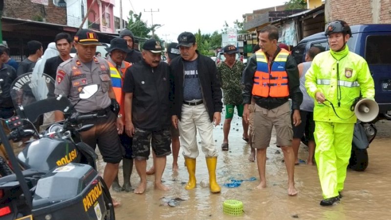 Bupati Sidrap Dollah Mando meninjau lokasi banjir, Sabtu (8/6/2019).