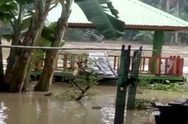Jalan Poros Dua Boccoe-Cenrana Tergenang Banjir