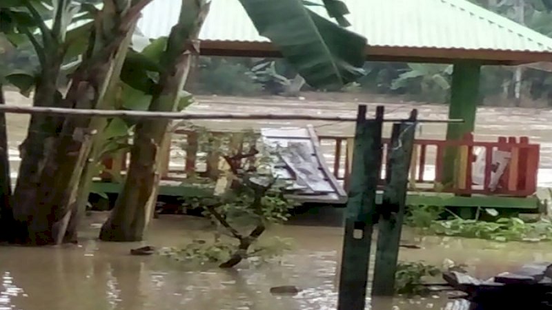 Cuaca ekstrem yang melanda Kabupaten Bone dan sekitarnya mengakibatkan sejumlah wilayah tergenang banjir.