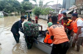 Ratusan Tagana Diterjunkan ke Lokasi Banjir di Sidrap