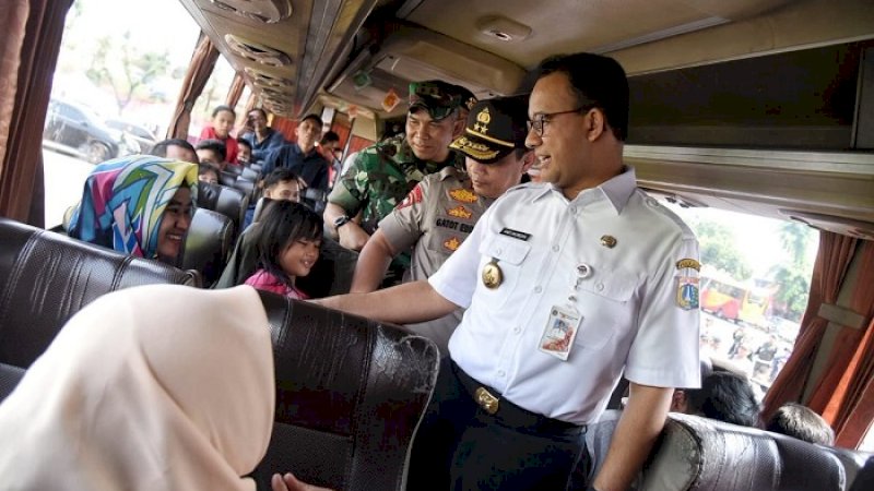 Gubernur DKI Jakarta, Anies Baswedan saat melepas pemudik jelang Idulfitri.
