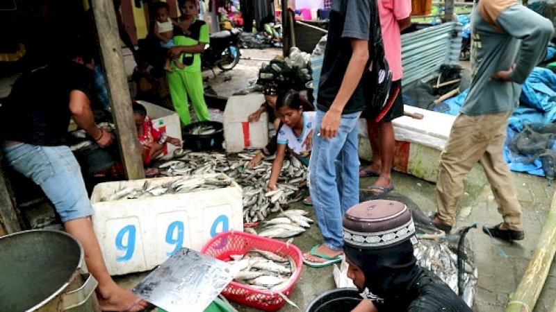 Nelayan di Bone, mengalami kerugian akibat banjir yang merendam wilayah itu.