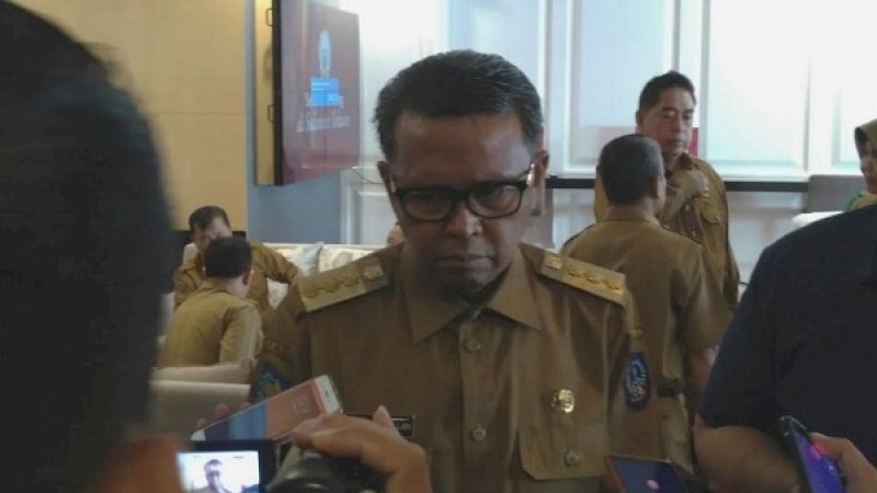 Gubernur Sulsel, Nurdin Abdullah diwawancara beberapa media usai upacara di halaman Kantor Gubernur Sulsel, Senin, 10 Juni 2019.