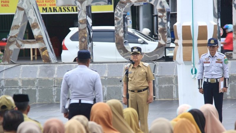 Wali Kota Palopo, HM Judas Amir saat memimpin upacara awal bulan di Halaman Kantor Wali Kota Palopo, Senin, 10 Juni 2019.