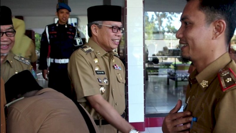 Wali Kota Parepare, HM Taufan Pawe dan Wakil Wali Kota Parepare, H Pangerang Rahim (kiri) menjabat tangan ASN usai upacara di Halaman Kantor Wali Kota Parepare, Senin, 10 Juni 2019.