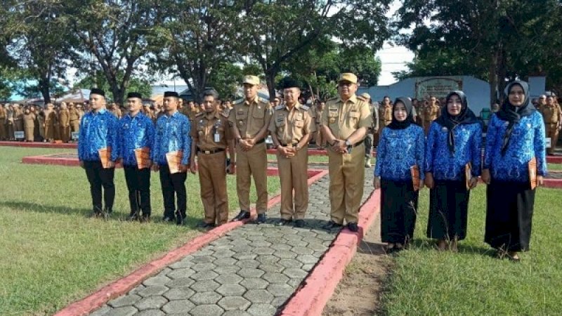 Penyerahan SK CPNS secara simbolis pada acara halalbihalal di Halaman Kantor Bupati Jeneponto, Senin, 10 Juni 2019.