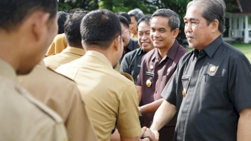 Bupati Sidrap, H Dollah Mando (kanan) dan jajarannya, disalami satu demi satu ASN usai upacara awal bulan di Halaman Kantor Bupati Sidrap, Senin, 10 Juni 2019.