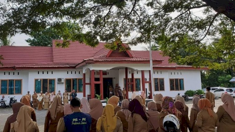 Suasana upacara hari pertama berkantor di Kantor Kecamatan Watangpulu, yang dipimpin Kadis Kominfo Sidrap, Ir H Kandacong Mappile, Senin, 10 Juni 2019.