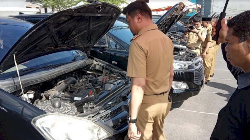 Bupati Gowa, Adnan Purichta Ichsan, memeriksa kendaraan dinas.