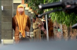 Telat, Puluhan ASN Ngintip-ngintip dari Luar Pagar Kantor Wali Kota Parepare